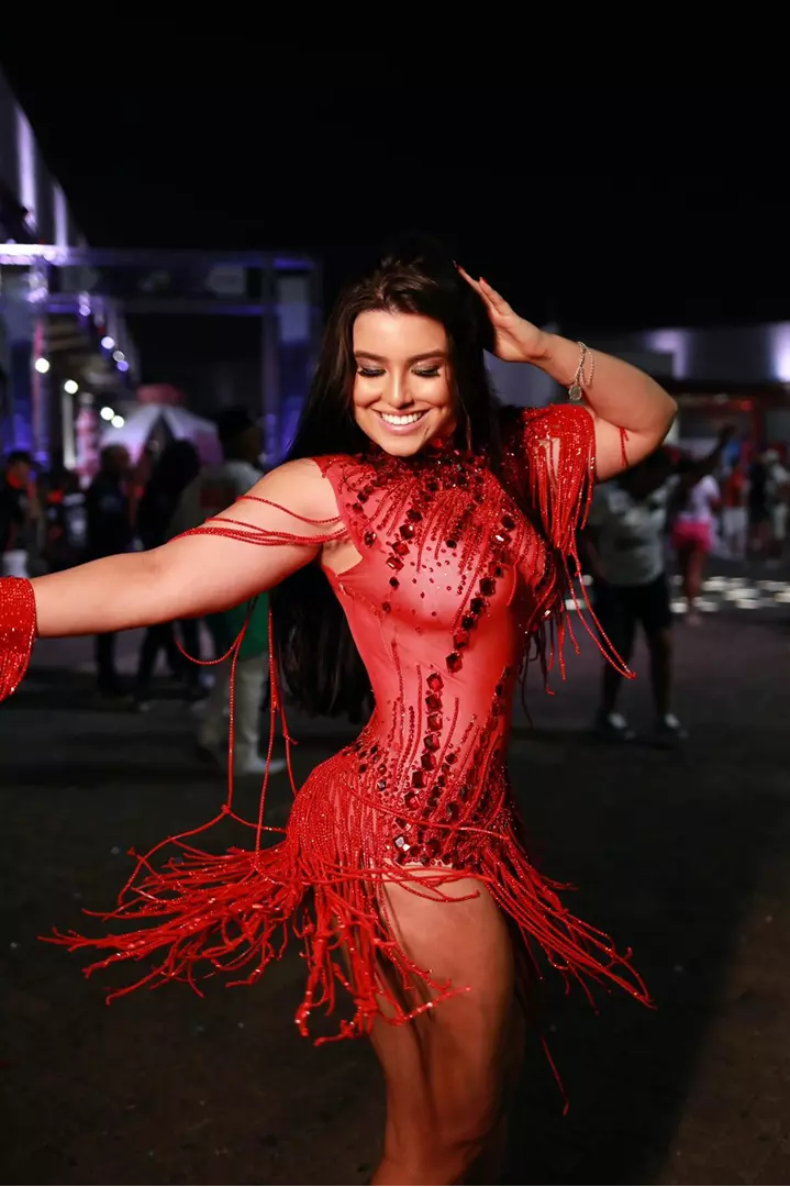 Sensitiva Izadora Moraes estreia como destaque no Carnaval de SP: “enredo sobre bruxas é um chamado”